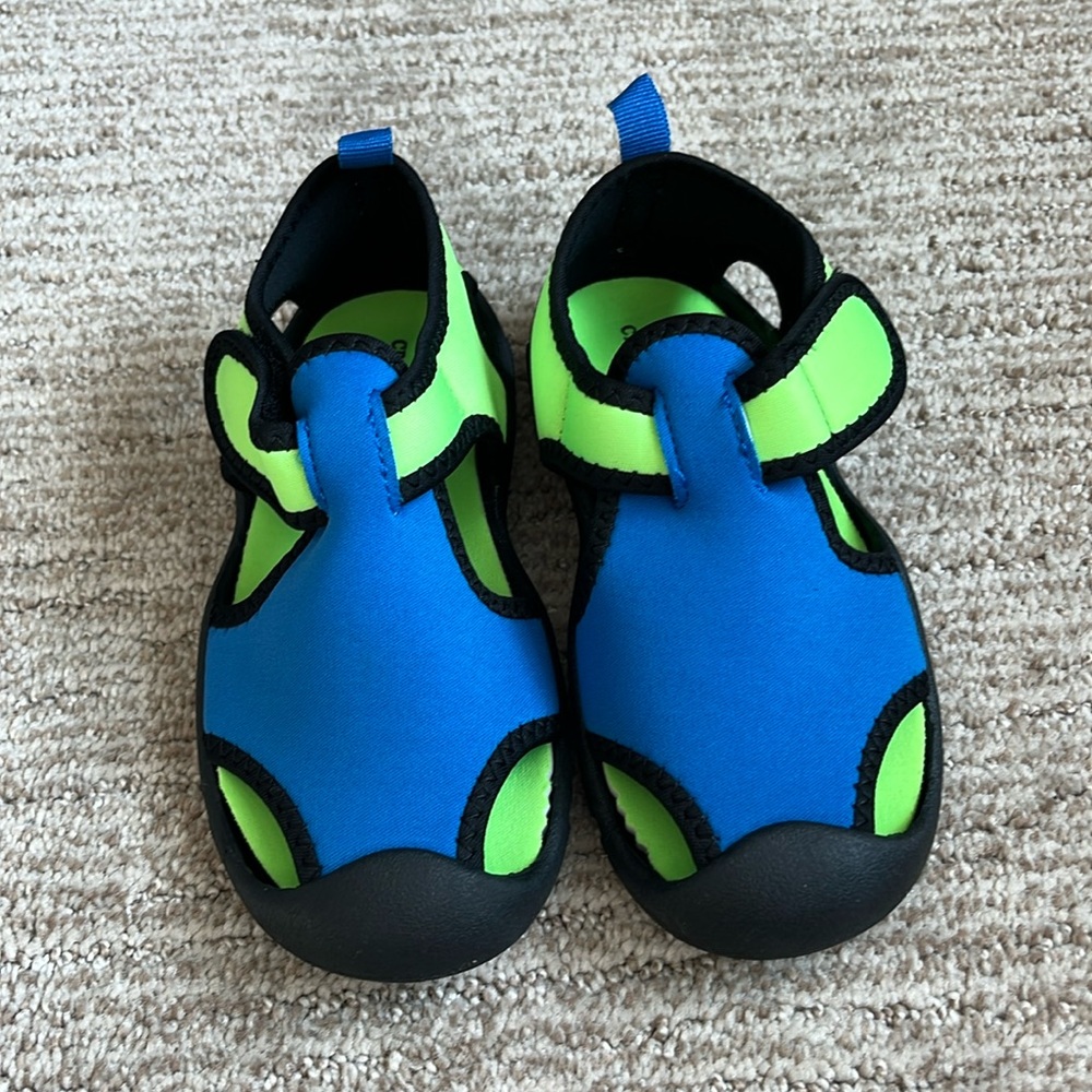 NWT Water shoes